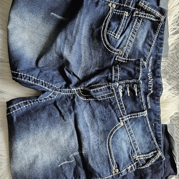 Vanity Distressed Crop Jeans - Picture 4 of 4